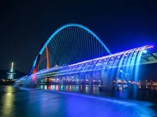 На изображении может находиться строительный мост, вода и архитектура.