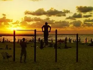 На изображении может находиться человек на улице природа солнечный свет небо силуэт свет и блики
