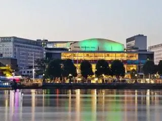 На изображении может находиться архитектура здания город город мегаполис городской купол планетарий и конференц-центр На изображении может находиться архитектура здания город город мегаполис городской купол планетарий и конференц-центр