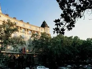 Это изображение может содержать городское здание городское здание мегаполис центр города архитектура дерево растение шпиль и башня Это изображение может содержать городское здание городское здание мегаполис центр города архитектура дерево растение шпиль и башня