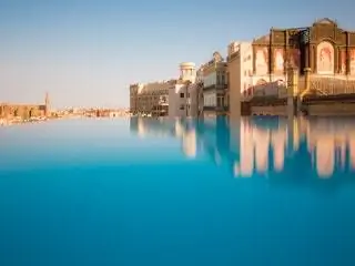 Это изображение может содержать Здание Вода На открытом воздухе Курорт Отель Природа Панорамный Пейзаж Пейзаж и Бассейн Это изображение может содержать Здание Вода На открытом воздухе Курорт Отель Природа Панорамный Пейзаж Пейзаж и Бассейн