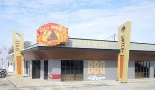 Стайлз переключает барбекю в Остине