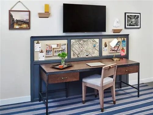 На изображении может находиться мебель, стол, стол, экран, электроника, монитор, ЖК-экран и компьютер.