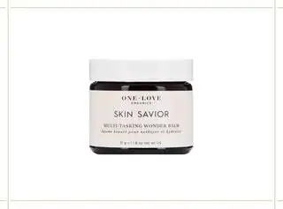 На изображении может находиться бутылка и косметика