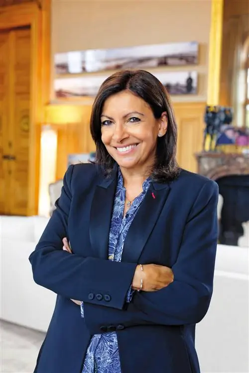 На изображении может находиться Anne Hidalgo Человек Одежда Одежда Костюм Пальто Пальто Куртка прокурора Блейзер и рабочий