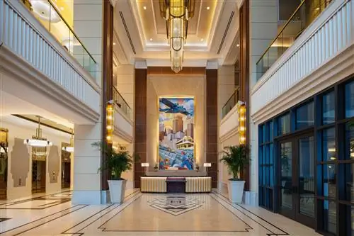 Лобби отеля Higgins New Orleans Curio Collection by Hilton