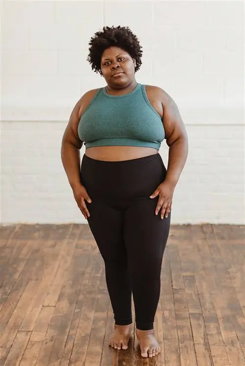 На изображении может находиться одежда Одежда штаны человек спандекс и майка