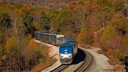 Спланируйте поездку за листвой с 50-процентной осенней распродажей Amtrak