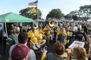 Задняя дверь болельщиков перед игрой между Green Bay Packers и Chicago Bears на стадионе Lambeau Field в Грин-Бей, штат Висконсин.