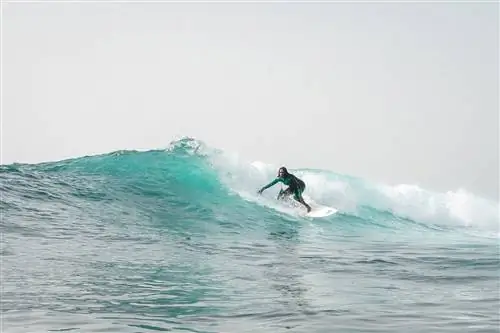 Хаджоу Самбе стала первой женщиной-серфером в Сенегале