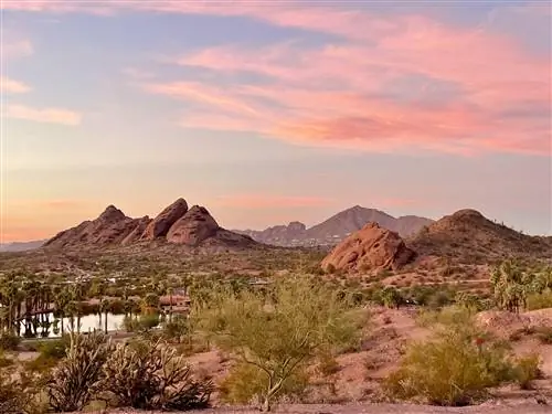 Вид с гробницы губернатора Ханта на парк Папаго Холейнтерок Кэмелбэк-Маунтин-Феникс-зоопарк светло-голубой и розовый