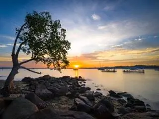 На изображении может находиться природа на улице Береговая линия вода океан море красное небо рассвет небо закат закат и побережье