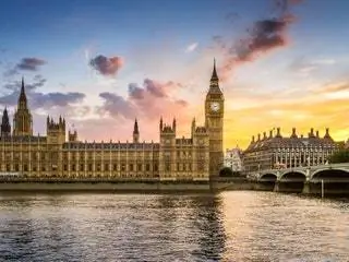 На изображении может находиться архитектура башня здание башня с часами парламент город город и город