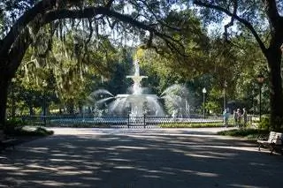 На изображении может находиться вода, человек, фонтан, мебель и скамья