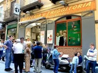 На этом изображении может находиться человек, обувь, одежда, обувь, одежда, транспорт, транспортное средство и мотоцикл.