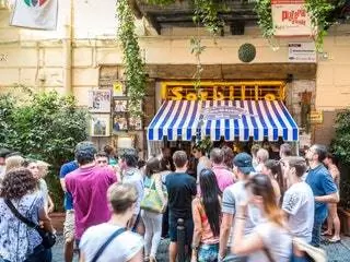 На изображении может находиться человек, пешеходные шорты, одежда и одежда