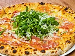 На изображении может находиться еда, пицца, растительная продукция, гончарные изделия, горшечные растения, ваза, банка и овощи