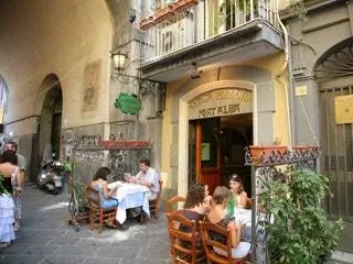 На изображении может находиться мебель для ресторана стул кафе человек человек кафетерий сидит ресторанный дворик и еда