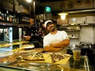 На изображении может находиться человек еда еда ресторан кафетерий пицца и шведский стол