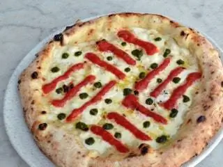 Это изображение может содержать еду, пиццу и хлеб.