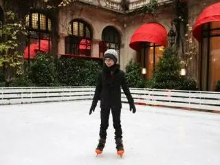 На изображении может находиться человек Спорт Спорт Катание на коньках Одежда для катания на коньках Пальто и одежда