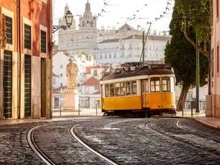 На изображении может находиться транспортное средство Транспорт Фуникулер Поезд Троллейбус Трамвай Трамвай Город Населенный пункт Город и здание