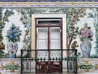 Изображение может содержать искусство и перила