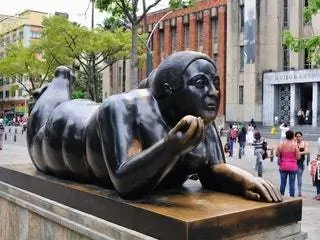 На изображении может находиться человек, деревянная художественная скульптура, животное, птица, статуя и пингвин