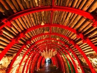 Изображение может содержать коридорную лестницу и здание