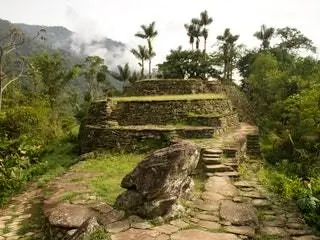 На изображении может находиться на открытом воздухе Поле Пастбище Каменная плита Сланец Растение Дерево и насыпь
