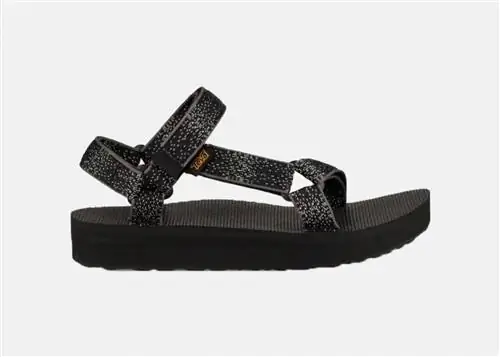 На изображении может находиться одежда, одежда, обувь, сандалии, аксессуары, аксессуар и ремень.