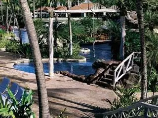 На этом изображении может находиться здание, отель, курорт, сад, беседка, крыльцо, патио, мебель и скамейка.