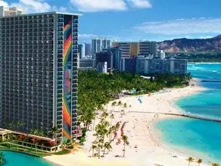 На изображении может находиться Квартира Жилье Здание Отпуск Город Город Городской отель На улице Вода Высотное здание и природа