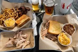 Обед в ресторане Sandfly BBQ в Саванне, Джорджия.