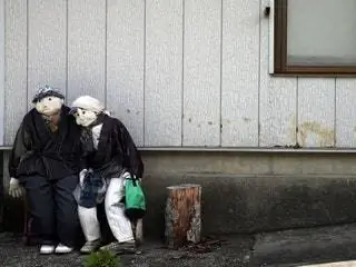 Это изображение может содержать Одежда Одежда Пень Человек и человек
