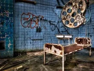 Если эта старая немецкая больница выглядит тревожно, то так оно и есть. Между 1898 и 1930 годами комплекс BeelitzHeilstätten служил