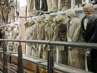 Это изображение может содержать перила перил человека, искусство и скульптура из дерева.