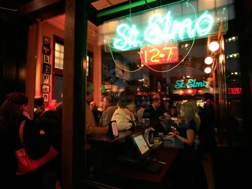 Это изображение может содержать Человека Ресторан Ночная жизнь Еда Фуд-корт Освещение Кафе Паб Еда и барная стойка