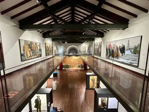 На изображении может находиться пол человек человек пол деревянный дизайн интерьера в помещении искусство художественная галерея освещение и перила