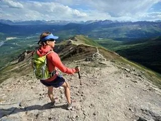 На изображении может находиться на улице Человек Гравийная дорога Грязная дорога Приключения Досуг Шорты и одежда