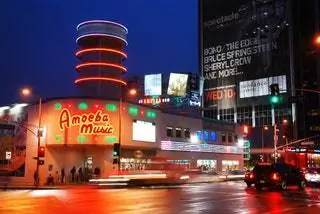 Amoeba Music Лос-Анджелес. ночь. огни. легковые автомобили. улица