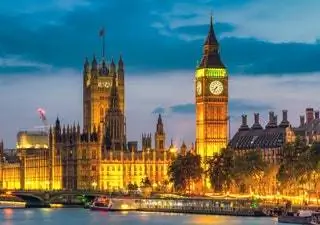 На изображении может находиться здание башня архитектура башня с часами парламент город город и город