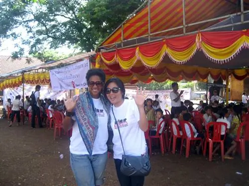 На изображении может находиться человек Антония Райт толпа солнцезащитные очки аксессуары аксессуары одежда одежда и текст