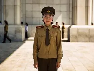 На этом изображении может находиться человек, военная форма, военный офицер, шлем, одежда, одежда и Li Zijun