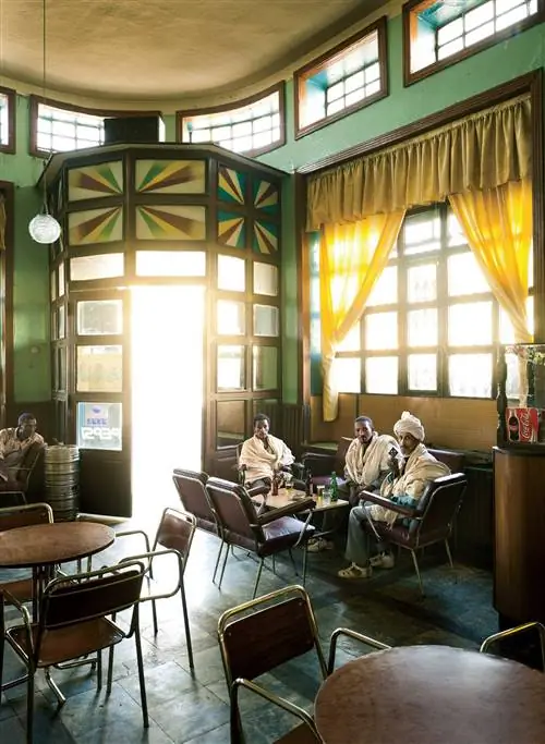 На изображении может находиться мебель стул ресторан человек человек кафе столовая комната и в помещении