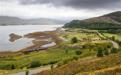 Дизельный пассажирский поезд Scotrail Class158 на железнодорожной линии Кайл-оф-Лохалш в Аттадейле у озера.