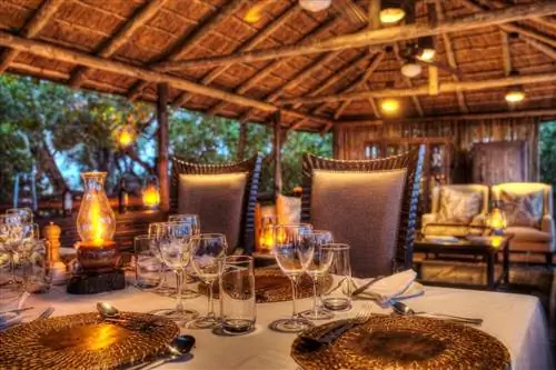 На изображении может находиться: стекло, мебель, обеденный стол, стол, стул и кубок