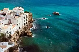 На изображении может находиться мыс Природа Океан На улице Вода Море Утёс Ландшафт Ландшафт Береговая линия и человек