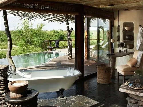 На изображении может находиться здание отель курорт ванна ванна крыльцо патио гидромассажная ванна джакузи вода и жилье