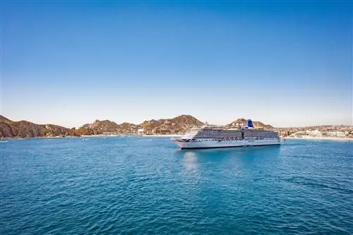 Большой круизный лайнер стоит на якоре возле Кабо-Сан-Лукас, Мексика.